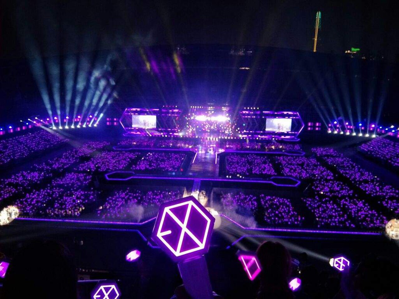 K-POP 콘서트 응원봉 물결